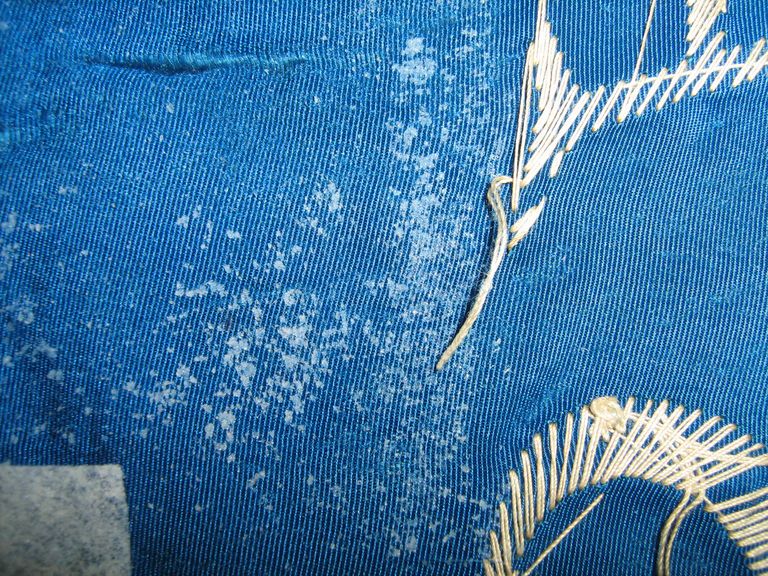 particolare residui di colla sul retro del ricamo